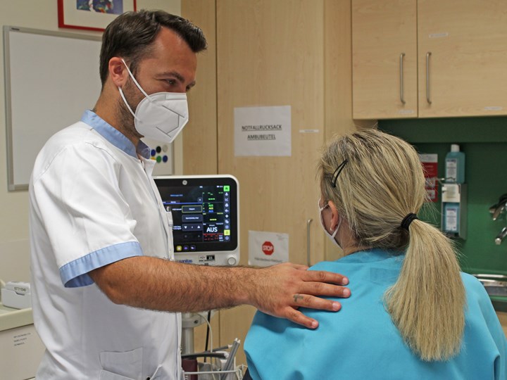 Pfleger mit Patientin in Ambulanz