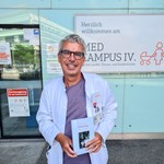 Mag. Dr. Raphael David Oberhuber vor dem MC4 Eingang