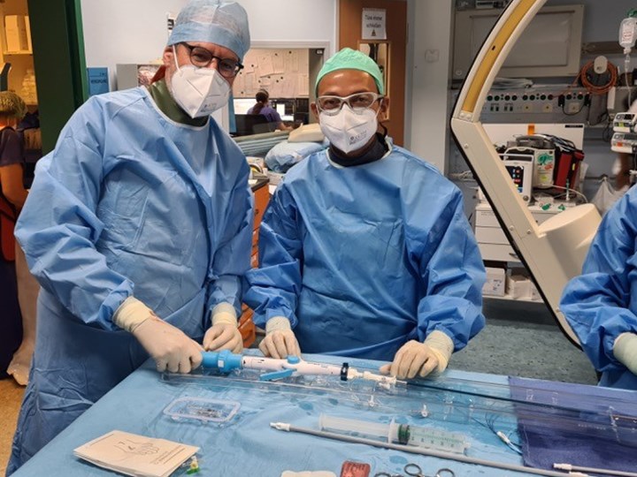 Prim. Steinwender und OA Dr. Saleh bei Implantation