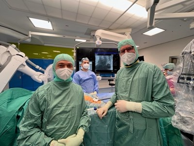 Team bei der Implantation des sondenlosen Herzschrittmachers