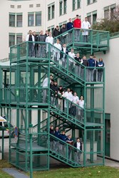 Gruppe von Zivildienern auf einem Treppenaufgang des Kepler Uniklinikums