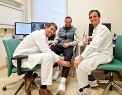 v.l.n.r.: OA Dr. Philipp Proier, Patient Dominik Hoflehner und DDr. Philipp Winkler