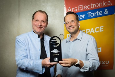Professor Franz Fellner (li.) und Roland Haring (re.) mit dem Triple E Award in Silber