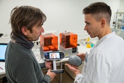 Jürgen Schwarzbauer und Ass. Dr. Maximilian Zaussinger mit kabellosem 3D-Scanner