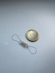 Lungenarteriendruck-Sensor im Größenvergleich zu einer 1€-Münze