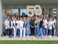 Team der Ergotherapie am Neuromed Campus des Kepler Universitätsklinikums feiert "50 Jahre Ergotherapie"