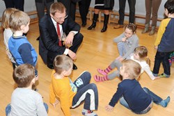 LH Stelzer besucht Kindergartengruppe im KUK