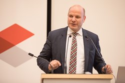 Landtagsabgeordneter Peter Binder im Vortrag
