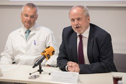 Prim. Dr. Rene Silye und GF Dr. Heinz Brock im Vortrag der Pressekonferenz