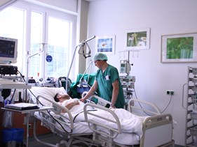 Arzt mit Patient im Krankenzimmer