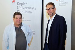 Prim. Univ.-Prof. Dr. Stephan Meckel, Vorstand des Instituts für Neuroradiologie (rechts) mit seinem Vorgänger Dr. Johannes Trenkler